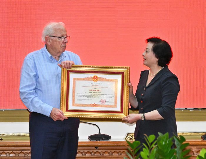 Phó Thủ tướng Phạm Thị Thanh Trà trao Bằng khen của Thủ tướng Chính phủ cho ông Robert Ambrose Connor, cựu quân nhân Hoa Kỳ. Ảnh: VIỆT DŨNG