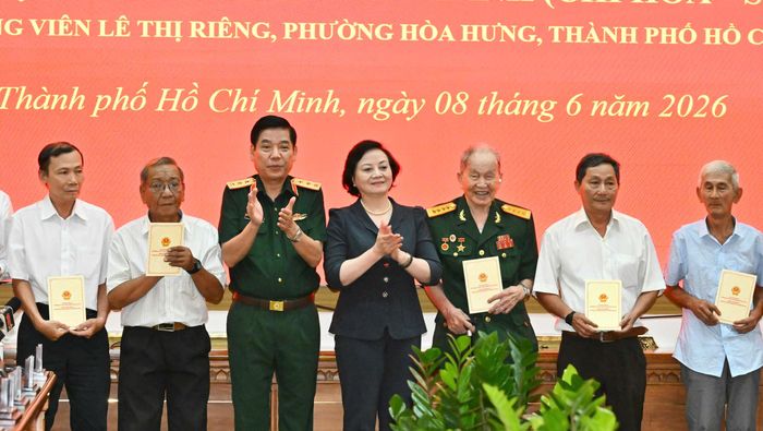 Phó Thủ tướng Phạm Thị Thanh Trà và Thượng tướng Nguyễn Văn Gấu tri ân các cán bộ chiến sĩ và nhân chứng tại hội thảo. Ảnh: VIỆT DŨNG