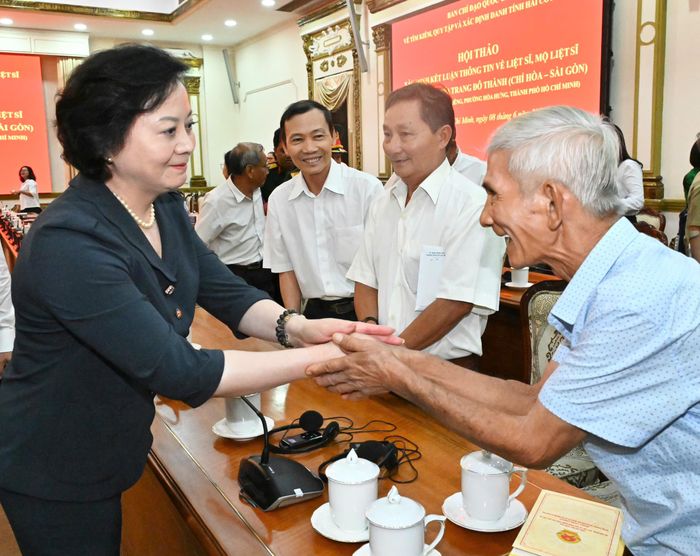 Phó Thủ tướng Phạm Thị Thanh Trà gặp mặt các nhân chứng tại hội thảo. Ảnh: VIỆT DŨNG