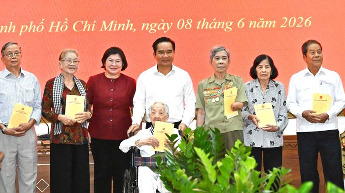 Chủ tịch UBND TPHCM Nguyễn Văn Được và Phó Bí thư Thành ủy TPHCM Văn Thị Bạch Tuyết tri ân các cán bộ chiến sĩ và nhân chứng tại hội thảo. Ảnh: VIỆT DŨNG