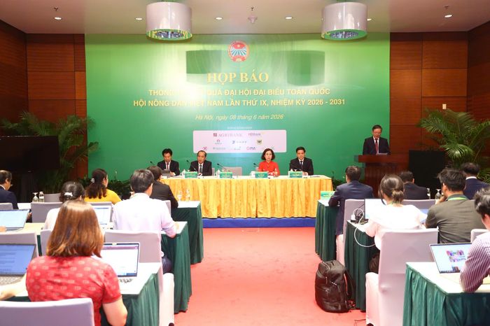  Quang cảnh họp báo, chiều 8-6 