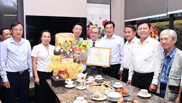  Đồng chí Lê Quốc Phong và đoàn công tác đến thăm, chúc thọ đồng chí Lê Minh Cường. Ảnh: VĂN MINH 
