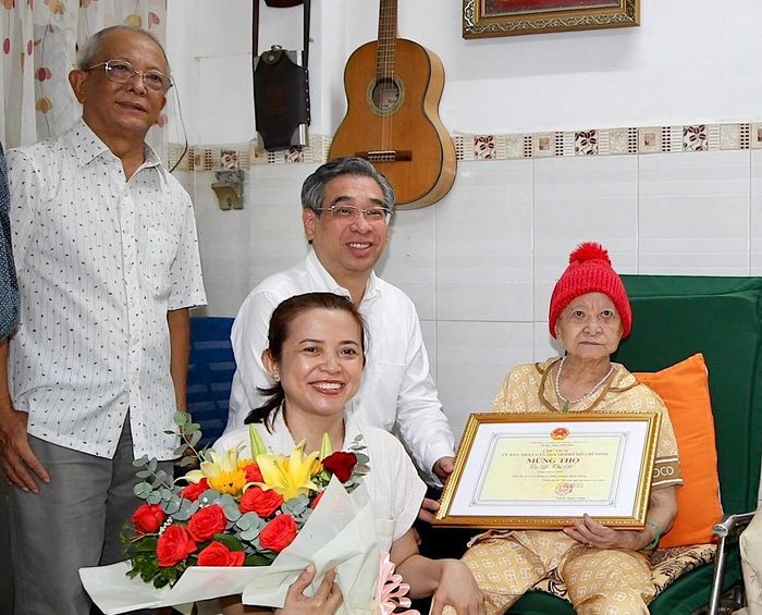  Phó Bí thư Thành ủy TPHCM Nguyễn Phước Lộc chúc thọ cụ bà Lê Thị Sẽ. Ảnh: DŨNG PHƯƠNG 