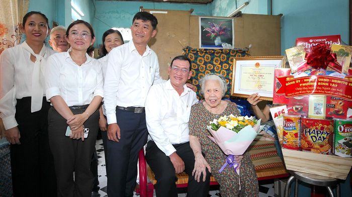 Lãnh đạo phường Bình Tây chúc thọ cụ Nguyễn Thị Trai. Ảnh: DŨNG PHƯƠNG