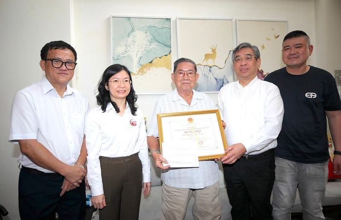 Đồng chí Nguyễn Phước Lộc thăm, chúc thọ cụ Phương Văn Tong. Ảnh: DŨNG PHƯƠNG
