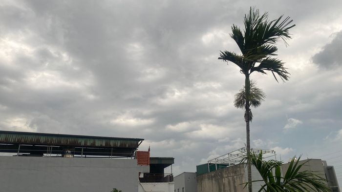 Bầu trời Hà Nội lúc 18 giờ ngày 8-6 có dấu hiệu cơn dông. Ảnh: PHÚC HẬU