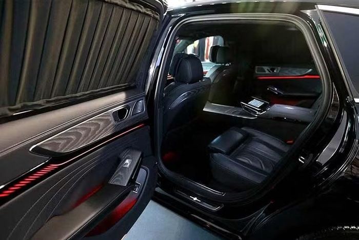 Tương tự Hồng Kỳ H9 của Trung Quốc, mẫu xe sedan hạng sang Senat 900 2026 mới tại Nga được trang bị động cơ V6, tăng áp, dung tích 3.0L, sản sinh công suất tối đa 326 mã lực và mô-men xoắn cực đại 450 Nm.
