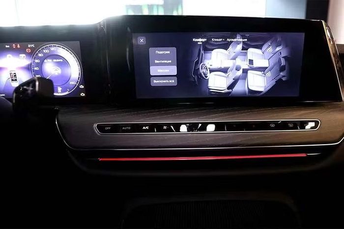 Bên cạnh đó mẫu xe sedan hạng sang của Nga này còn sở hữu ghế ngồi có chức năng sưởi, thông gió và massage... cùng các hệ thống hỗ trợ lái hiện đại đầy đủ.