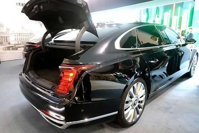 Dây chuyền sản xuất Senat 900 đã được khởi động tại nhà máy Toyota cũ ở St. Petersburg. Thương hiệu Senat hiện cũng đã bắt đầu nhận đặt hàng dành cho mẫu xe sang này tại thị trường Nga.