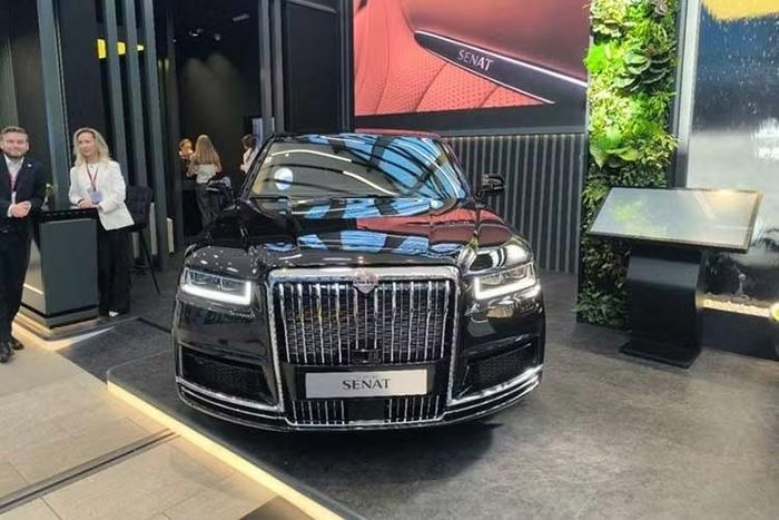 Aurus Motors là một trong những doanh nghiệp đó. Aurus được thành lập vào năm 2018 với nhiệm vụ duy nhất là chế tạo xe limousine chuyên chở Tổng thống Nga Vladimir Putin mang tên Senat. Tuy nhiên, công ty hiện đã phát triển Senat thành một thương hiệu xe sang riêng. Senat giờ đây là một thương hiệu độc lập và vừa giới thiệu mẫu xe thương mại đầu tiên của mình.
