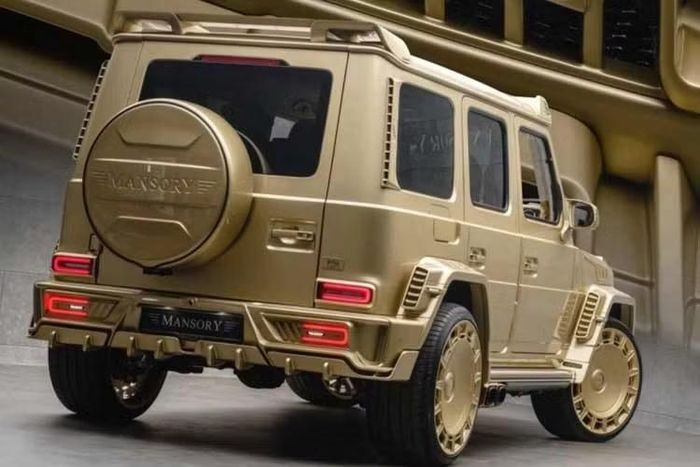 Chiếc Mercedes-AMG G63 độ Mansory lần này mang tên Grande Entreé, hiện đang được rao bán tại đại lý của Mansory ở Dubai. Ngoài lớp sơn vàng nhám nổi bật, điểm đặc biệt nhất là thân xe được kéo dài, giúp mở rộng khoang hành lý và tạo không gian cho hai ghế thương gia cực kỳ rộng rãi phía sau.