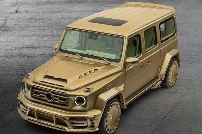 Phần ngoại thất gần như được thay đổi hoàn toàn. Mansory thiết kế lại toàn bộ cản trước với lưới tản nhiệt mới, đèn LED định vị ban ngày độc đáo, nắp capo mới và các vòm bánh xe được nới rộng. Xe sử dụng bộ mâm hoàn toàn mới, sơn cùng màu vàng nhám với thân xe.