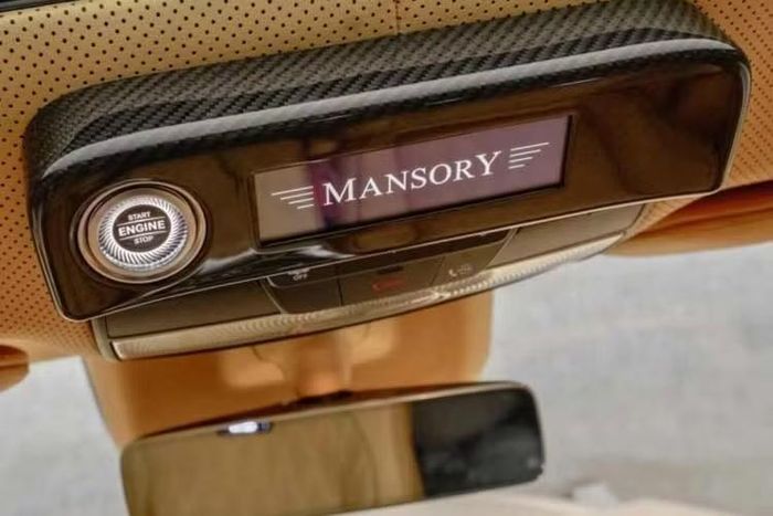 Cửa kính bên hông lớn hơn so với Mercedes-AMG G63 nguyên bản cũng giúp khoang nội thất đón nhiều ánh sáng tự nhiên hơn, tạo cảm giác sang trọng và thoáng đãng. Động cơ V8 tăng áp kép nâng công suất lên 820 mã lực.
