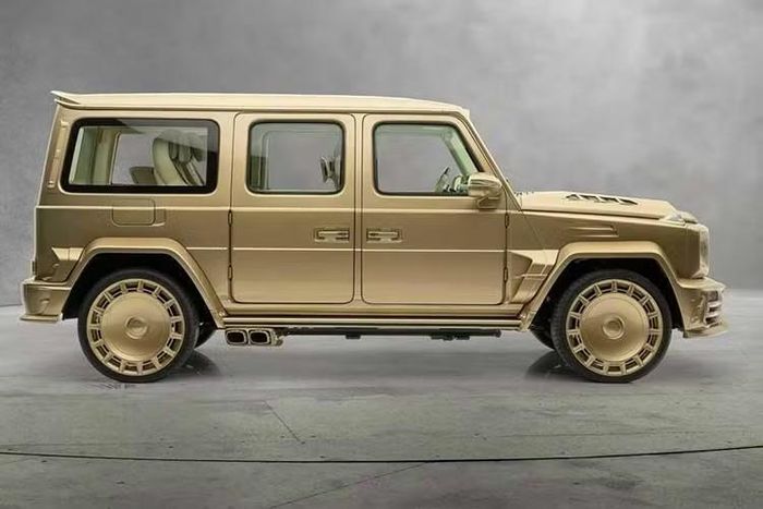 Cụ thể, mẫu SUV địa hình hạng sang nổi tiếng đến từ Đức này đã được kéo dài trục cơ sở, sơn màu vàng nhám toàn thân và thậm chí được trang bị cửa sau mở ngược (suicide doors) - một chi tiết hiếm thấy trên bất kỳ mẫu xe G-Class nào.