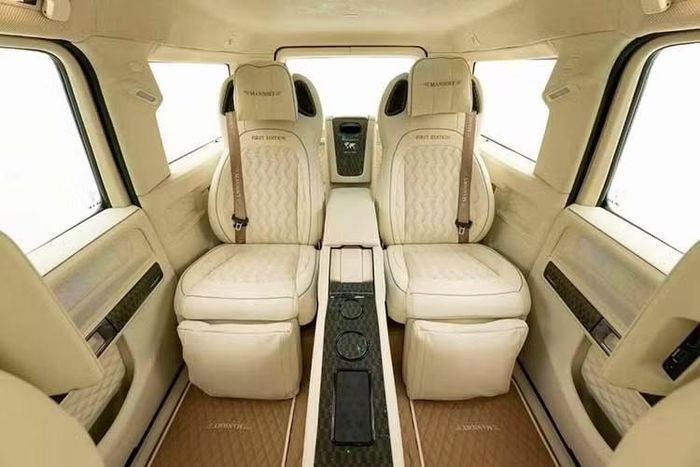 Mansory không chỉ dừng lại ở phần hình thức. Khối động cơ V8 4.0L tăng áp kép nguyên bản của Mercedes-AMG G63 đã được tinh chỉnh mạnh mẽ để tạo ra công suất 820 mã lực và mô-men xoắn cực đại khoảng 1.200 Nm.