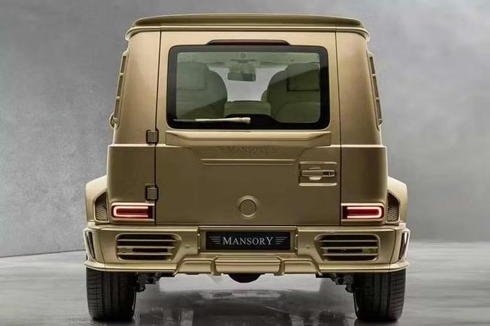 Giá bán của Mercedes-AMG G63 dát vàng nhà Mansory chưa được tiết lộ, nhưng với những gì mà hãng độ này trang bị, đây gần như chắc chắn là một chiếc SUV có giá ở ngưỡng hàng trăm nghìn USD.