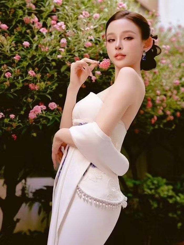 Không chỉ được nhắc đến bởi cuộc sống sung túc, Huyền Baby còn nhận nhiều lời khen về nhan sắc ngày càng trẻ trung. Gương mặt thanh tú, phong cách trang điểm nhẹ nhàng và hình ảnh chỉn chu giúp cô tiếp tục duy trì sức hút trên mạng xã hội.
