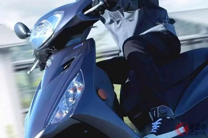 Yamaha Axis Z 2026 có chiều dài 1.790 mm, rộng 685 mm, cao 1.145 mm, chiều dài cơ sở 1.275 mm và chiều cao yên 770 mm, mang đến tư thế ngồi thân thiện với nhiều đối tượng người dùng. Ngoài ra phía trước vị trí để chân người lái được trang bị sẵn cổng sạc USB cho các thiết bị sưởi và điện tử.