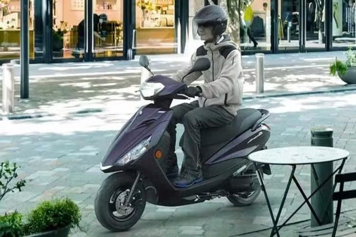 Xe cũng được trang bị hệ thống SMG (Smart Motor Generator), giúp quá trình khởi động diễn ra êm ái và mượt mà hơn so với các hệ thống truyền thống. Tại thị trường Nhật Bản, giá xe Yamaha Axis Z 2026 bán ra từ 292.600 yên (tương đương khoảng 48,16 triệu đồng).