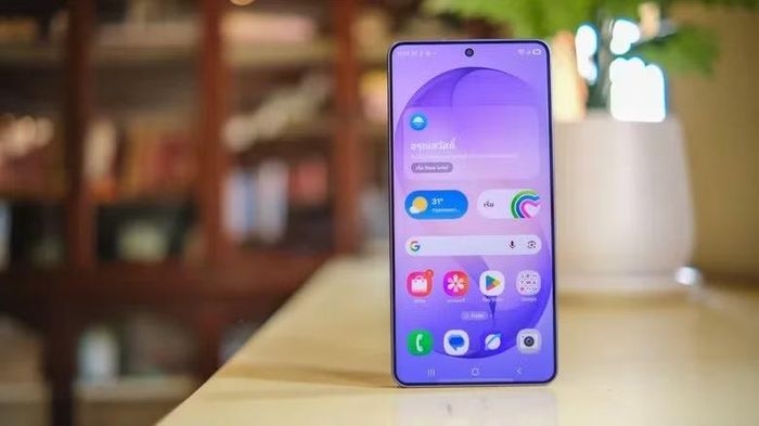 Về bản chất, RAM Plus không tạo thêm RAM vật lý mới mà chỉ tận dụng một phần bộ nhớ trong hoặc phân bổ vùng nhớ đặc biệt để làm RAM ảo, giúp hệ thống có thêm không gian lưu trữ tạm thời khi bộ nhớ chính bị quá tải, nhưng tốc độ truy xuất của khu vực này luôn chậm hơn đáng kể so với RAM thật.