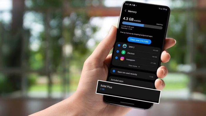 Trên điện thoại Samsung Galaxy, người dùng có thể kiểm tra tính năng này bằng cách vào Cài đặt, chọn Chăm sóc thiết bị, truy cập Bộ nhớ và tìm mục RAM Plus để giảm dung lượng hoặc tắt hoàn toàn, trong khi các hãng Android khác thường đặt tính năng tương tự dưới tên gọi Memory Extension hoặc RAM Extension.