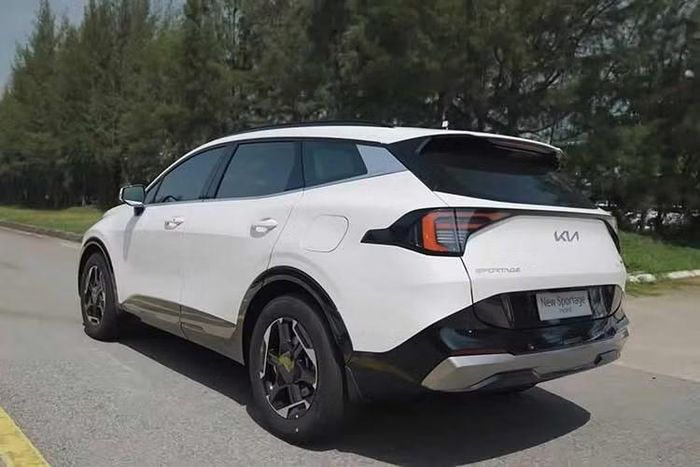 Kia Sportage 2026 có cả phiên bản dẫn động 1 cầu và 2 cầu. Trong đó, hệ dẫn động 4 bánh toàn thời gian AWD là trang bị tùy chọn của xe. Xe được trang bị 3 chế độ lái Eco/Sport/My drive và 3 chế độ địa hình Snow/Mud/Sand. Chưa hết, Kia Sportage 2026 còn có công nghệ kiểm soát chuyển động thông minh nhờ khả năng điều khiển chính xác của mô-tơ điện.