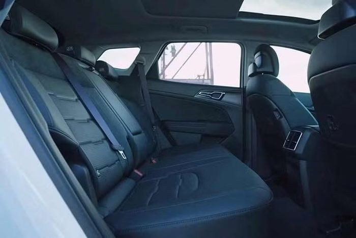 Nội thất của mẫu SUV cỡ C nhà Kia sử dụng chất liệu da mềm mại, bền bỉ và thân thiện với môi trường. Bên cạnh đó, xe còn được trang bị nhiều tiện nghi như camera 360, cửa sổ trời toàn cảnh Panorama, cốp điện thông minh, gương chiếu hậu chống chói tự động ECM, khởi động xe từ xa,…