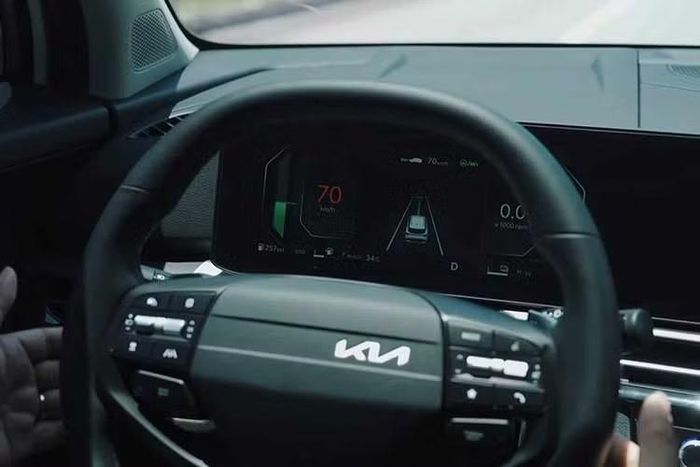 Chưa hết, Kia Sportage mới còn sở hữu khoang hành lý được hãng khẳng định là rộng rãi hàng đầu phân khúc. Xe có thể gia tăng thể tích tối đa lên đến 1.870 lít khi gập phẳng hàng ghế 2. Trước mặt người lái là vô lăng D-cut 2 chấu mới và cụm màn hình cong Panoramic tích hợp liền mạch giữa 2 màn hình giải trí...