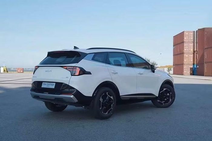 Ở phiên bản nâng cấp, Kia Sportage đã được làm mới cả về thiết kế, trang bị lẫn động cơ. Xe sở hữu kích thước dài x rộng x cao lần lượt 4.685 x 1.865 x 1.665 mm và chiều dài cơ sở lên tới 2.755 mm, tăng nhẹ so với phiên bản cũ. Bên ngoài, xe được áp dụng ngôn ngữ thiết kế mới nhất của thương hiệu Kia, tạo sự tương đồng với những người anh em như Seltos, Sorento và Carnival.