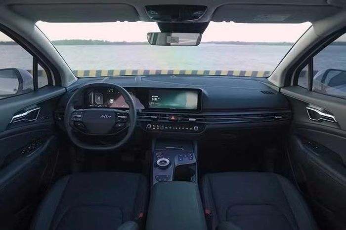 Hàng ghế trước của Sportage 2026 phong cách thể thao ôm sát. Trong đó, ghế lái chỉnh điện 10 hướng có bơm lưng, tích hợp sưởi, làm mát và nhớ 2 vị trí. Ghế hành khách có tính năng chỉnh điện 6 hướng. Hàng ghế thứ hai khoảng để chân lớn nhất phân khúc, bề mặt ghế rộng, chiều cao ghế hợp lý cho tư thế ngồi thoải mái, độ ngả lưng lớn, từ 93 - 120 độ và khả năng gập phẳng linh hoạt.