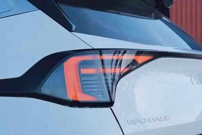 Với chiều dài cơ sở lớn, Kia Sportage 2026 mới được trang bị khoang nội thất khá rộng rãi với 2 hàng ghế và 5 chỗ ngồi. Không gian bên trong được thiết kế theo triết lý tinh giản, hiện đại với cấu trúc theo phương ngang, tạo cảm giác rộng mở và tập trung vào người lái.