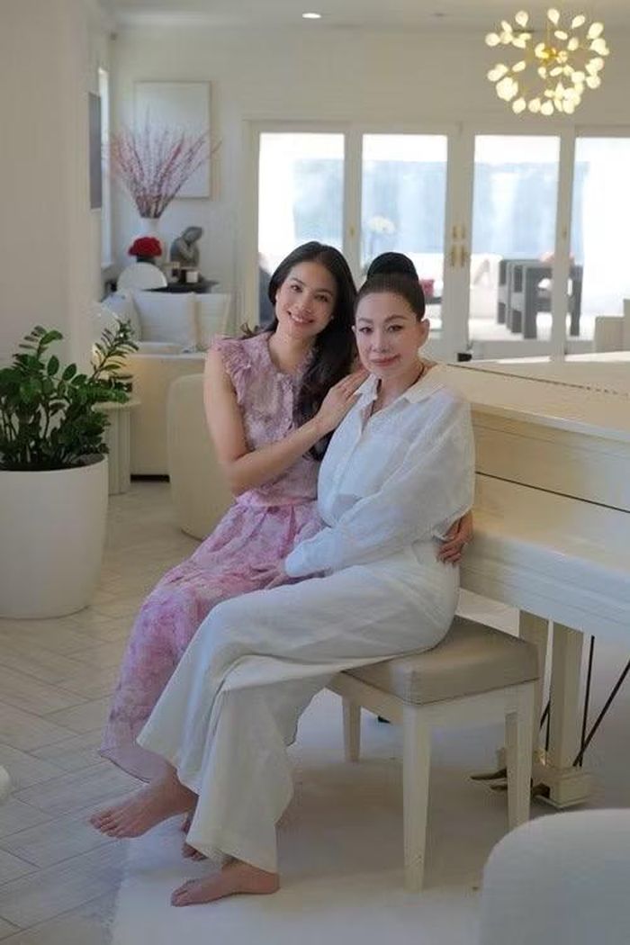 Trong bài viết, Linh San dành nhiều lời chúc đến gia đình Phạm Hương. Nhà thiết kế cho biết bà xúc động khi chứng kiến cuộc sống bình yên của nàng hậu và sự trưởng thành của hai con sau nhiều năm không gặp.