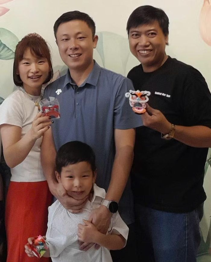 Anh Vương Giai Huân (ngoài cùng, bên phải) và gia đình người Nhật Bản chụp ảnh lưu niệm tại workshop làm lân mini. Ảnh: NVCC.