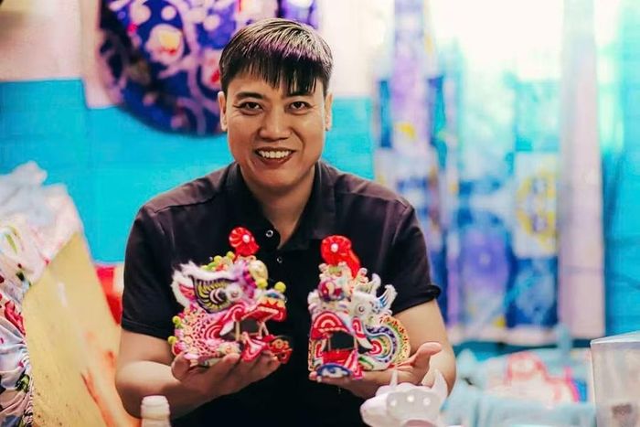 Nghệ nhân Vương Giai Huân trong gian nhà nhỏ chỉ vỏn vẹn 10m2, vừa là 'xưởng chế tác', vừa là nơi sinh hoạt của cả gia đình. Ảnh: NVCC.