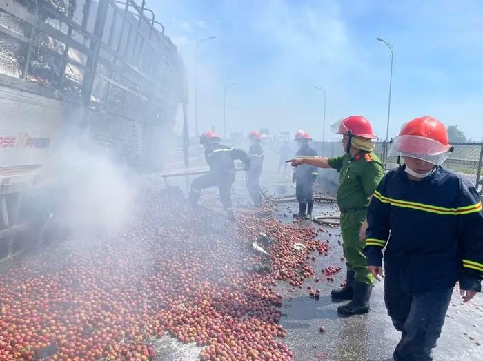 Hiện trường vụ cháy trên cao tốc Bãi Vọt - Diễn Châu đoạn qua Hà Tĩnh.