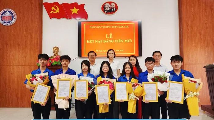 Chi bộ nhà trường tổ chức lễ kết nạp 7 học sinh ưu tú vào Đảng Cộng sản Việt Nam. (Ảnh: NT)