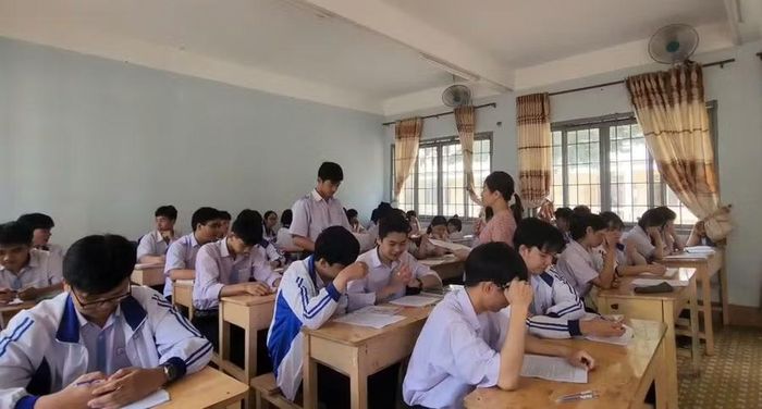 Không khí ôn tập sôi nổi giữa thầy cô và học sinh trong giai đoạn chuẩn bị kỳ thi. (Ảnh: NT)