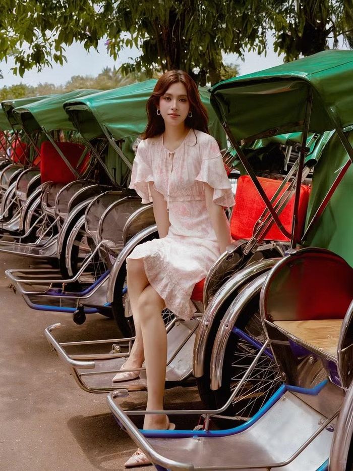 Với cô, đây không chỉ là một bộ ảnh thời trang mà còn là dịp để kết nối với những giá trị thân thuộc đã nuôi dưỡng mình từ thuở nhỏ.