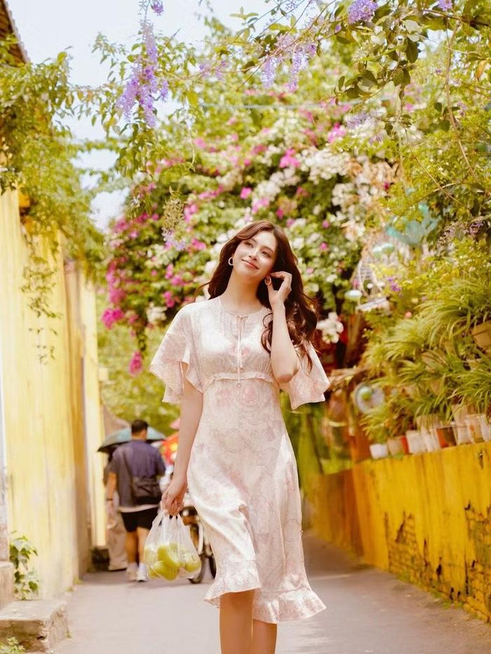 Dạo bước qua những con phố cổ quen thuộc, những góc nhỏ bình yên hay hòa mình vào nhịp sống địa phương, người đẹp sinh năm 2000 mang đến hình ảnh nữ tính, nhẹ nhàng nhưng vẫn đầy cuốn hút.