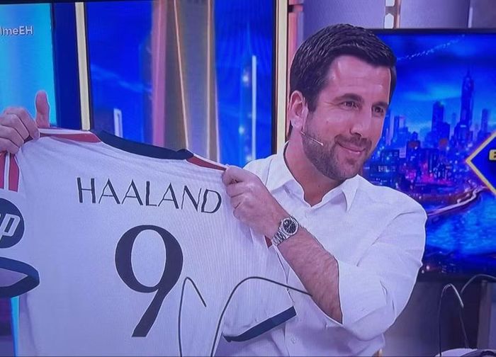 Doanh nhân Enrique Riquelme giơ áo đấu in tên Haaland khi xuất hiện trên truyền hình Tây Ban Nha. Ứng viên chỉ nhận được 35% phiếu bầu vào ghế Chủ tịch Real Madrid nhiệm kỳ 2026-2030.
