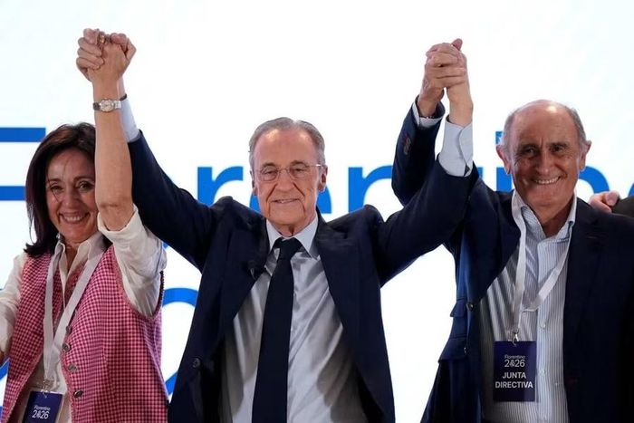 Ông Florentino Perez mừng tái đắc cử Chủ tịch Real Madrid ngày 8/6.