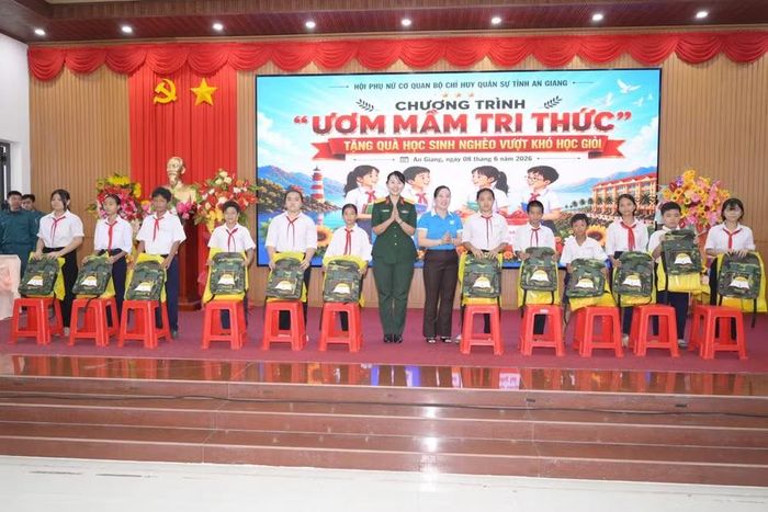 Đại diện Hội Phụ nữ cơ quan Bộ CHQS tỉnh An Giang và Hội Liên hiệp Phụ nữ Đặc khu Kiên Hải trao quà cho các em học sinh.