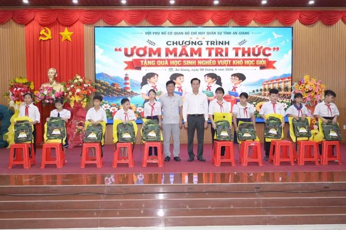 Lãnh đạo đặc khu Kiên Hải trao quà cho học sinh có hoàn cảnh khó khăn vượt khó học giỏi.