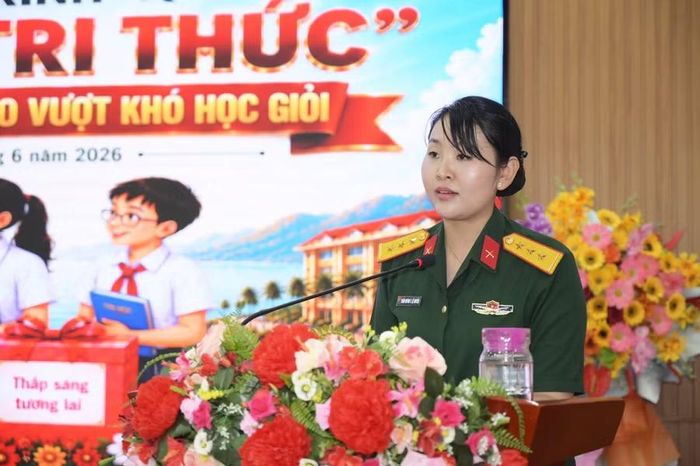 Thượng úy Trần Huỳnh Thị Lê Huyền, Chủ tịch Hội Phụ nữ cơ quan Bộ CHQS tỉnh An Giang, phát biểu tại chương trình.