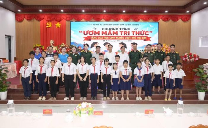 Các đại biểu và học sinh chụp ảnh lưu niệm.