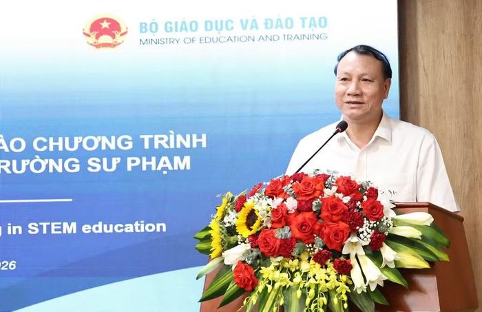 PGS.TS Nguyễn Đức Sơn - Hiệu trưởng Trường Đại học Sư phạm Hà Nội trao đổi.