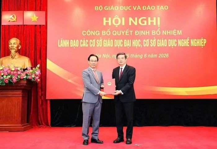 Bộ trưởng Bộ GD&amp;ĐT Hoàng Minh Sơn trao Quyết định giao Quyền Giám đốc Đại học Huế cho GS.TS.BS Nguyễn Vũ Quốc Huy, Hiệu trưởng Trường Đại học Y - Dược, Đại học Huế.