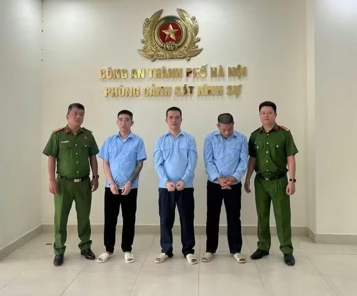Nhóm bị can cưỡng đoạt tài sản. (Ảnh: Đức Tâm).