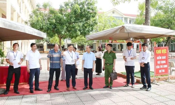 Ông Mai Sơn - Phó Chủ tịch Thường trực UBND tỉnh Bắc Ninh cùng đoàn kiểm tra công tác chuẩn bị cho kỳ thi tại điểm thi Trường THPT Lương Tài số 2.