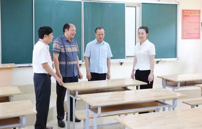 Ông Mai Sơn - Phó Chủ tịch Thường trực UBND tỉnh Bắc Ninh kiểm tra công tác chuẩn bị cho kỳ thi.